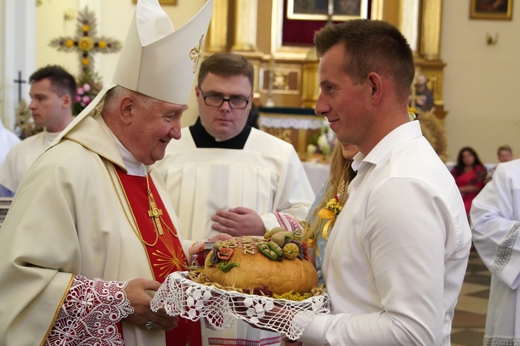 Biskup Romuald Kamiński pobłogosławił chleb upieczony z mąki z tegorocznych zbiorów
