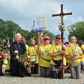 Przed tron Maryi pielgrzymów wprowadził bp Andrzej F. Dziuba.