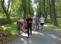 Młodzi parafianie z wikariuszem poznawali zabytki i piękno Gór Świętokrzyskich.