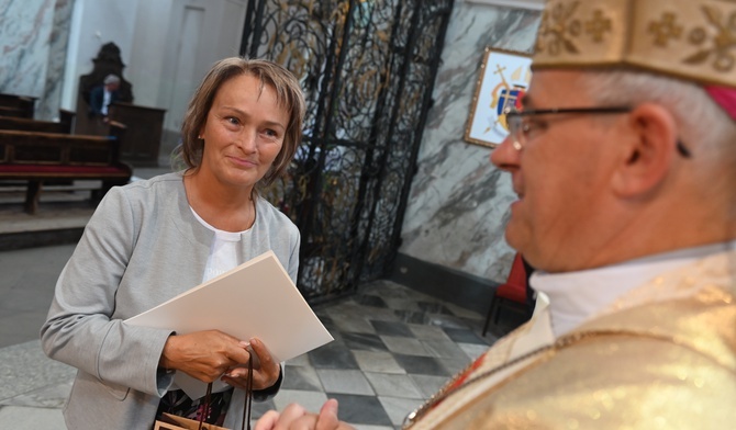 Biskup podziękował katechetkom przechodzącym na emeryturę. Wśród nich jest Małgorzata Wawszczyk.