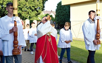 ▲	Relikwiarz w procesji wniósł do kościoła ksiądz proboszcz Stanisław Turek.