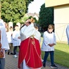 ▲	Relikwiarz w procesji wniósł do kościoła ksiądz proboszcz Stanisław Turek.