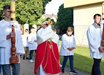 ▲	Relikwiarz w procesji wniósł do kościoła ksiądz proboszcz Stanisław Turek.