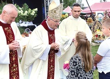 ▲	W procesji z darami przyniesiono płody ziemi: chleb i wino do sprawowania Eucharystii.