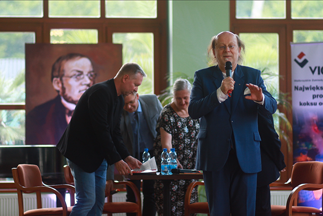 ►	Stanisław Rybarczyk zaprosił na panel dyskusyjny, w którym udział wzięli: Elżbieta Jankowska-Moniuszko, Tadeusz Deszkiewicz, prof. Grzegorz Zieziula i red. Grzegorz Chojnowski. 