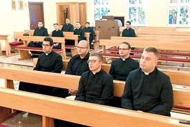 ▲	Seminarzyści przed ogłoszeniem skierowań do parafii.