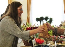 ▲	Małgosia Kunicka podczas warsztatów rękodzieła w Hałcnowie na rzecz gości z Ukrainy.