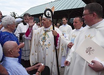 ▲	Nuncjusz apostolski w Polsce błogosławi uczestnikom liturgii.