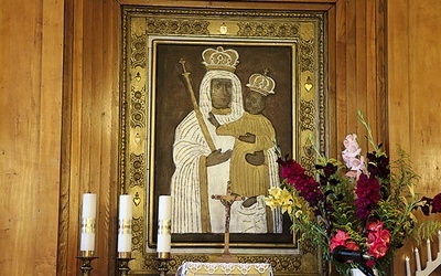 W głównym ołtarzu obraz Matki Bożej z Dzieciątkiem z XVII w.