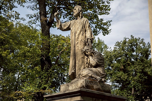 ▲	Pomnik od 120 lat podnosi na duchu mieszkańców Warszawy. Odnowionemu posągowi zostanie przywrócone pierwotne ułożenie dłoni.