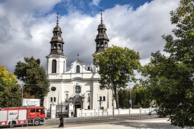 ▲	W pamiętającym początki nadsrebrzańskiego grodu sanktuarium świętowane są obchody rocznic patriotycznych  czy związanych z historią miasta.