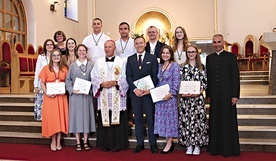 Z oazowiczami, którzy przyjęli krzyże animatorskie, bp Marek Solarczyk, ks. Krzysztof Dukielski i s. Małgorzata Kobylarz.