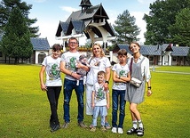 ►	Rodzina Bolszakowowów w czasie tych wakacji  na rekolekcjach oazy rodzin odwiedziła Ludźmierz.