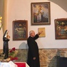 Ksiądz Bogusław Konopka przy obrazie i relikwiach Anieli.