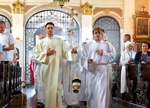 ▲	Młodzi chcą zanieść światło Chrystusa innym.  	Na zdjęciu: Dariusz Juryk na początku procesji (z prawej).