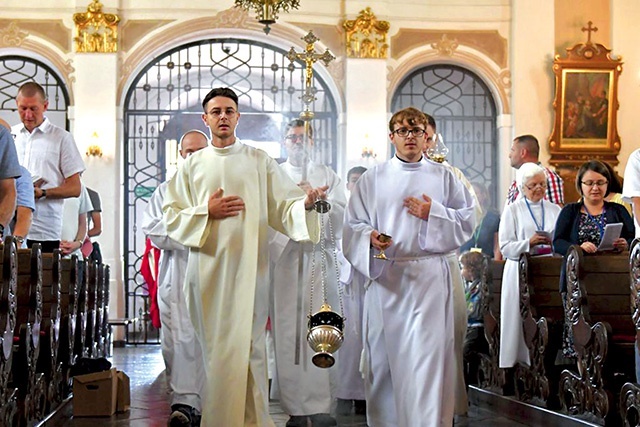 ▲	Młodzi chcą zanieść światło Chrystusa innym.  	Na zdjęciu: Dariusz Juryk na początku procesji (z prawej).
