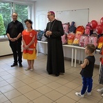 Mali Ukraińcy ze szkolnymi wyprawkami do Caritas AG