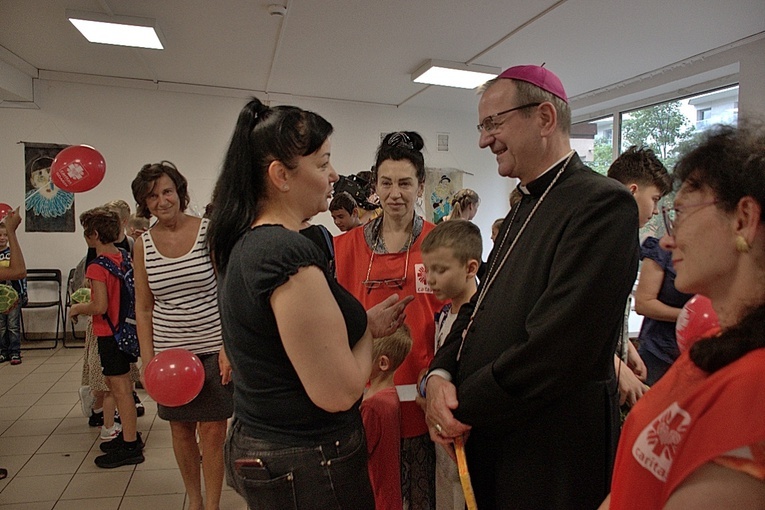 Mali Ukraińcy ze szkolnymi wyprawkami do Caritas AG