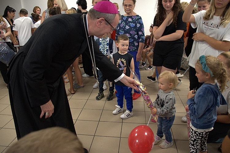 Mali Ukraińcy ze szkolnymi wyprawkami do Caritas AG