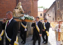 Podczas procesji niesiona jest kopia cudownej Piety z tarnowskiej katedry.