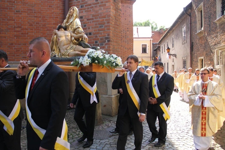 Podczas procesji niesiona jest kopia cudownej Piety z tarnowskiej katedry.