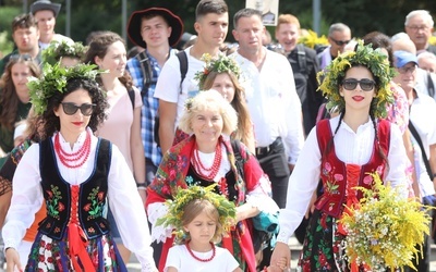 Na czele pielgrzymki nie zabrakło pątniczek  i pątników w regionalnych strojach...