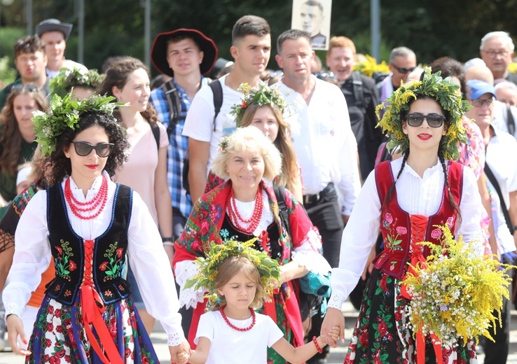 Na czele pielgrzymki nie zabrakło pątniczek  i pątników w regionalnych strojach...