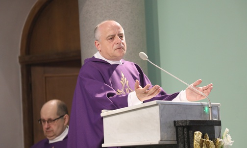 Pożegnalną homilię w Chybiu wygłosił ks. kan. Stanisław Lubaszka, kolega rocznikowy śp. ks. Witolda. 