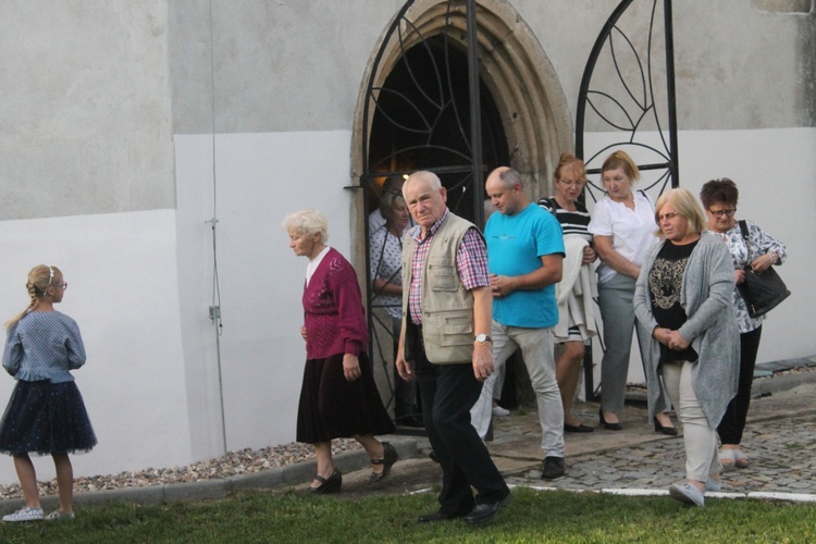 Odpust i wnętrze kościoła w Starej Kamienicy 