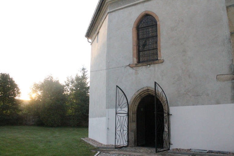 Odpust i wnętrze kościoła w Starej Kamienicy 