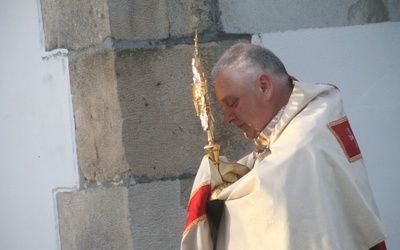 Odpust i wnętrze kościoła w Starej Kamienicy 