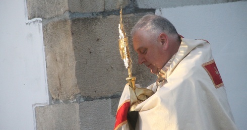 Odpust i wnętrze kościoła w Starej Kamienicy 