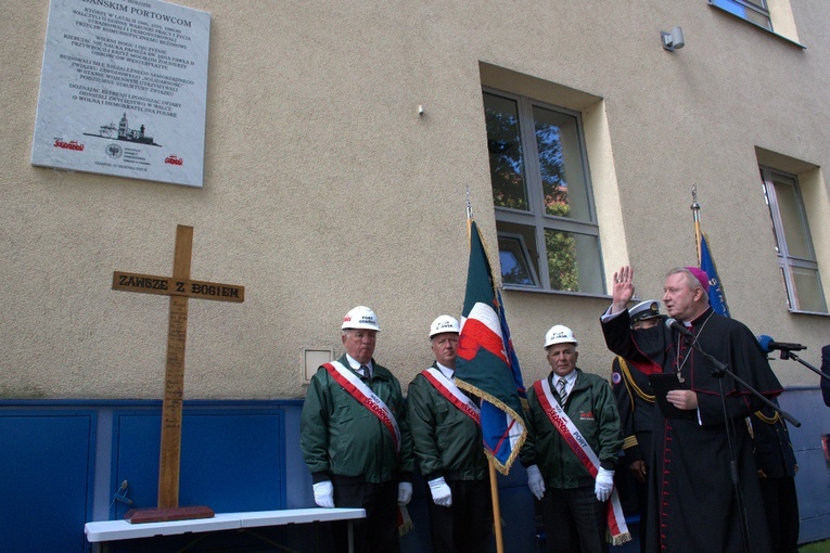 Upamiętniono gdańskich portowców - uczestników strajków