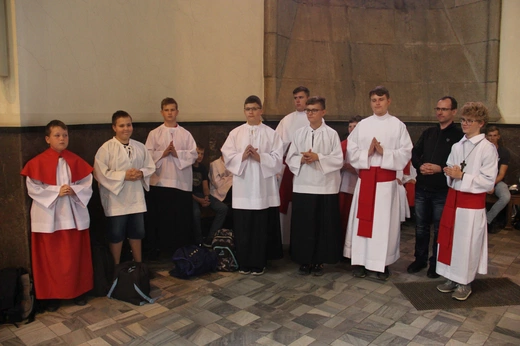 Katowice. Ministranci w katedrze