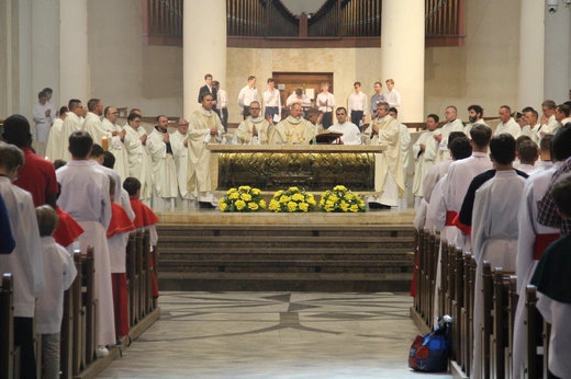 Katowice. Ministranci w katedrze