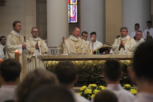 Katowice. Ministranci w katedrze