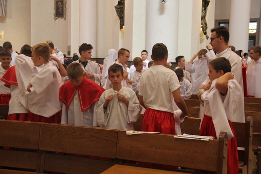 Katowice. Ministranci w katedrze