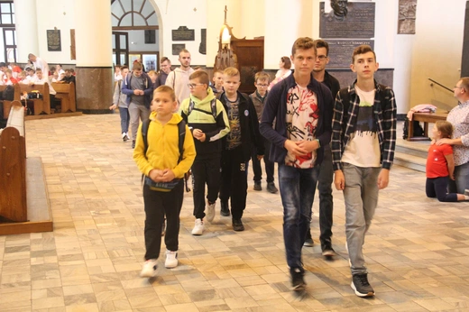 Katowice. Ministranci w katedrze
