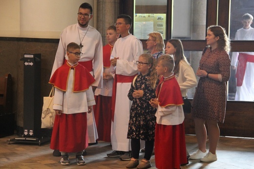 Katowice. Ministranci w katedrze