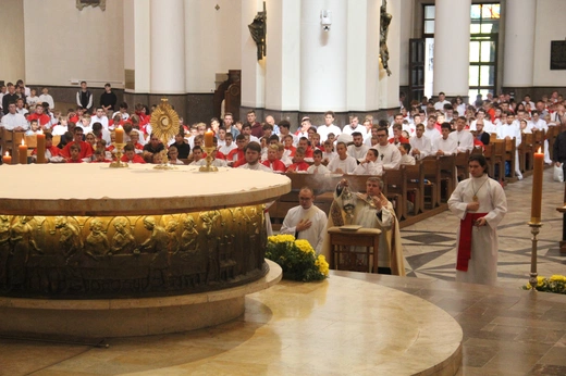 Katowice. Ministranci w katedrze