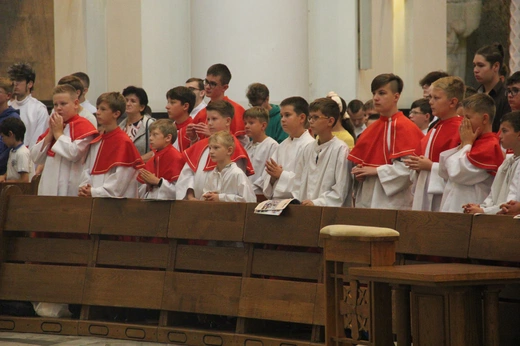 Katowice. Ministranci w katedrze