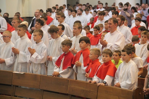 Katowice. Ministranci w katedrze