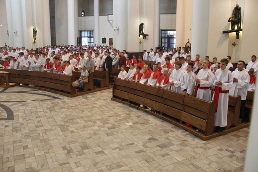 Katowice. Ministranci w katedrze