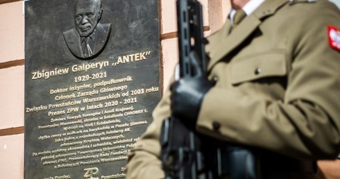 Miał nadzieję, że wojny już nie będzie. Tablica jednego z najmłodszych żołnierzy AK