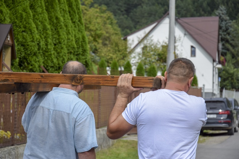 Trzeźwiejący potrzebują pomocy innych osób, żeby mogli nieść swój krzyż.