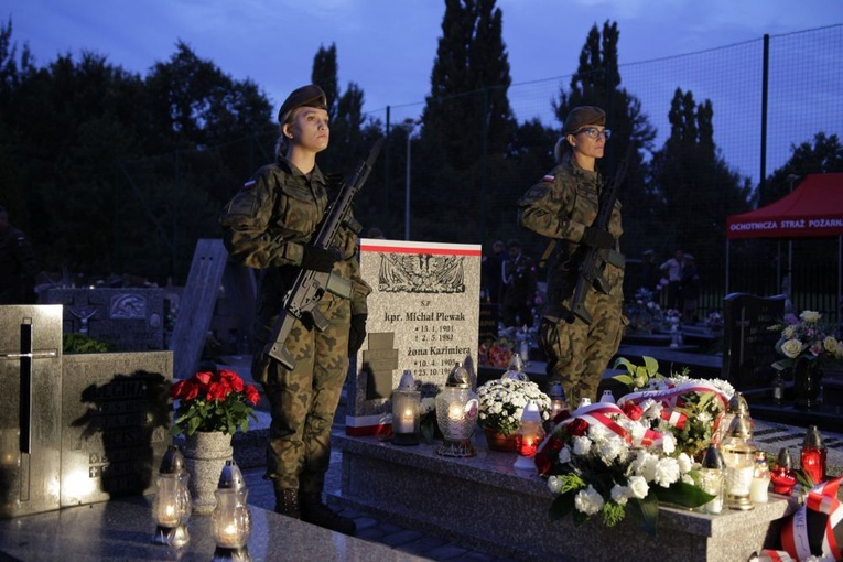 Przy grobach westerplatczyków