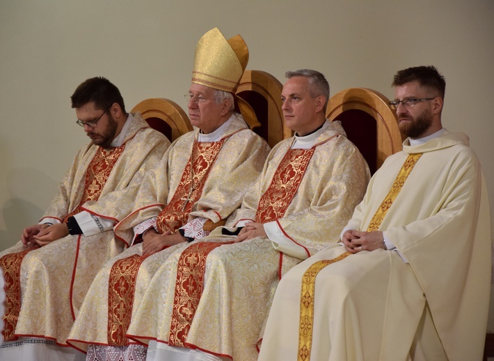 W placówkach katolickich nowy rok rozpoczęto uroczystymi Eucharystiami. 