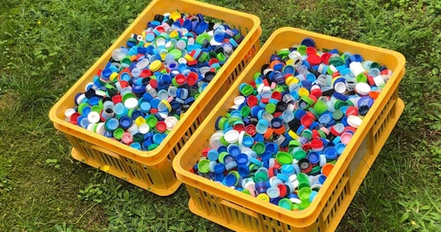 Pielgrzymi z sercem i zakrętkami