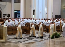 Abp Skworc do księży: Niech w czasie codziennej Eucharystii spada na was ogień łaski