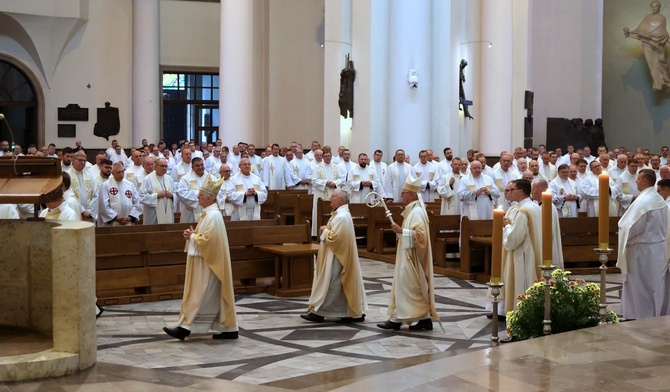 Abp Skworc do księży: Niech w czasie codziennej Eucharystii spada na was ogień łaski